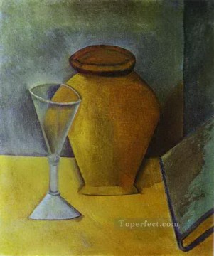 パブロ・ピカソ Painting - ポットワイングラスと本 1908年 パブロ・ピカソ